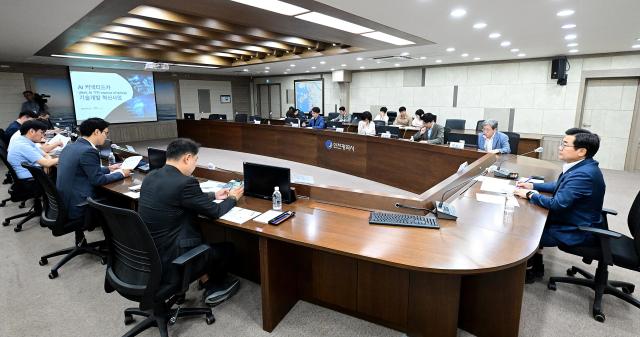 박찬대 인천광역시장이 30일 시청 영상회의실에서 열린 AI 커넥티드 모빌리티 TF 점검회의에서 추진상황을 점검하고 있다 사진인천시
