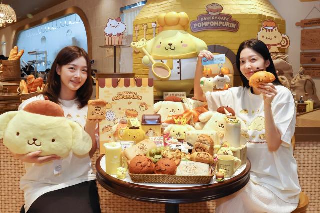 신세계백화점 강남점에 위치한 폼폼푸린 베이커리 카페에서 모델이 베이커리 음료 굿즈를 소개하는 모습 사진신세계백화점