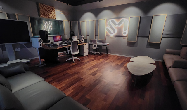 This photo captured from the official webpage of SM Entertainment show one of their production studios. 