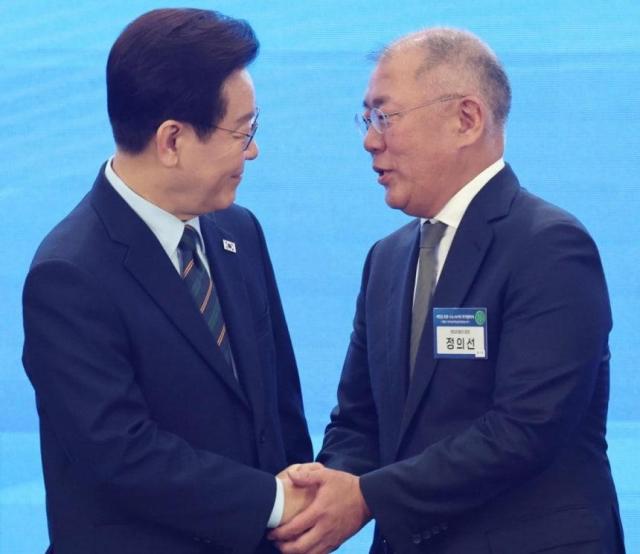  악수하는 이재명 대통령과 정의선 현대차그룹 회장  이재명 대통령이 27일 전북 군산새만금컨벤션센터에서 열린 새만금 로봇·수소·AI 시티 투자협약식에서 기념촬영을 마친 뒤 정의선 현대차그룹 회장과 악수하고 있다 사진연합뉴스