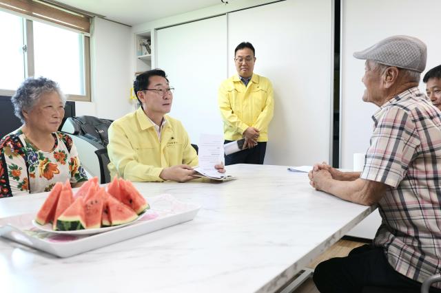 정명근 화성특례시장이 서신면 해운경로당 무더위쉼터를 찾아 어르신들의 애로사항을 청취하고 있다 사진화성시