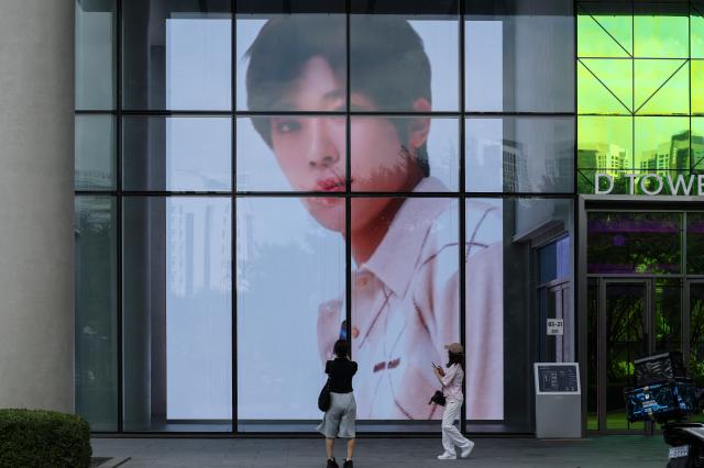 LED screen in front of the HQ SM Entertainment show images of various SM artists throughout the day. AJP Yoo Na-hyun