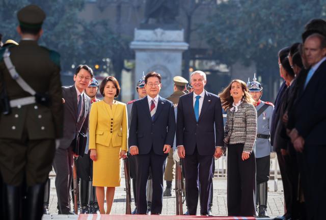 チリを公式訪問した李在明大統領夫妻と30日現地時間サンティアゴ大統領府で迎えたホセ・アントニオ・カスト大統領夫妻が挨拶を終え建物へ向かう。左から金恵京夫人、李在明大統領、ホセ・アントニオ・カスト大統領、マリア・ピア・アドリアソラ夫人。