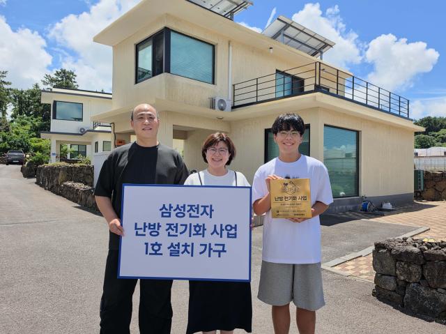 삼성전자가 제주도에서 가정용 EHS 히트펌프 보일러를 설치하며 차세대 고효율 냉난방 솔루션 시장 공략에 나섰다 삼성전자 EHS 히트펌프 보일러를 설치한 박종연 고객 가족이 제주 애월 지역 단독주택 앞에서 기념 사진을 촬영하는 모습 사진삼성전자
