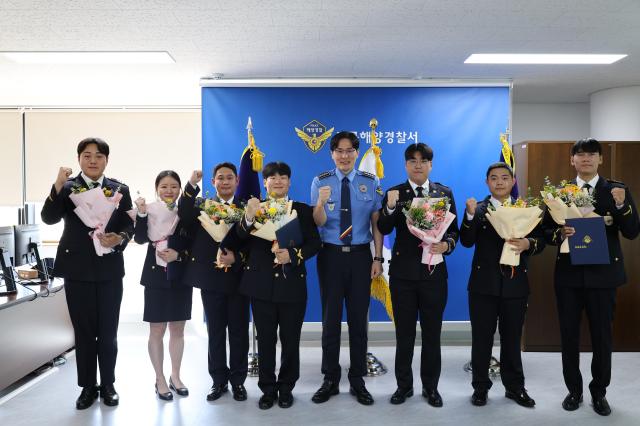 강릉해양경찰서가 서장실에서 경찰관 승진 임용식을 개최하고 승진자들에게 새로운 계급장을 달아주며 축하와 격려의 뜻을 전했다 사진강릉 해경