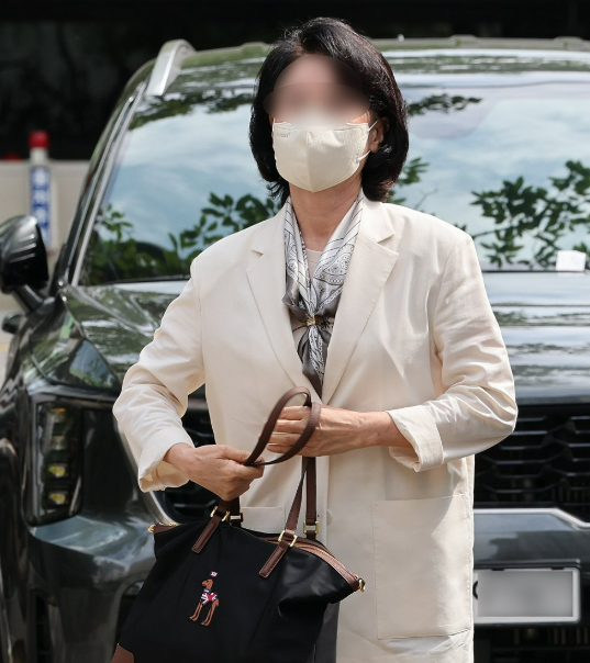 정원주 전 통일교 총재 비서실장이 31일 통일교 수사무마 관련 참고인 조사를 받기 위해 경기도 과천 2차 종합특검에 들어서고 있다 사진연합뉴스