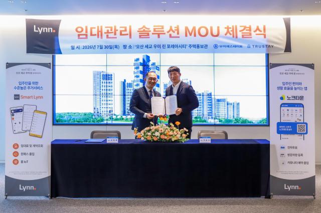 우미에스테이트 김정훈 대표왼쪽와 트러스테이 이승오 대표가 경기 화성시 오산 세교 우미린 포레아시티 주택홍보관에서 MOU를 체결한 후 기념사진을 찍고 있다 사진우미건설