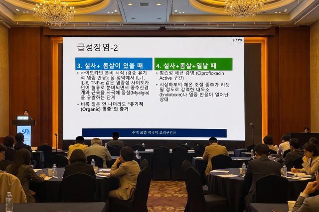 문을선 올리브내과의원 원장이 오메가-3 함유 종합영양수액제 ‘위너프주’의 염증 조절·해소 관련 분자생물학적 기전과 급성 장염 환자 대상 수액·영양요법의 임상적 유용성을 소개하고 있다사진JW중외제약