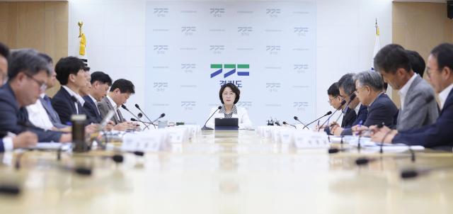 31일 오전 경기도청 북부청사 상황실에서 열린 실국 업무보고에서 추미애 경기도지사가 주요 사업의 진단 및 추진 방향 등 보고를 받고 있다 사진경기도