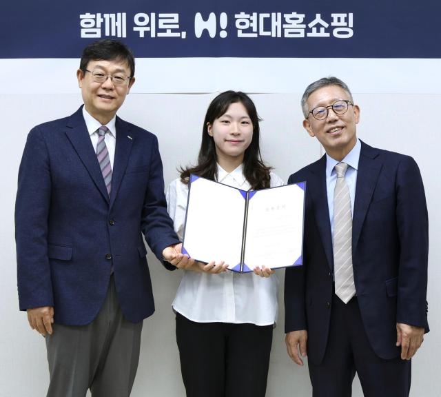 지난 30일 오후 서울 강동구 천호동 현대홈쇼핑 본사에서 진행된 장애인 가정 장학사업 하이H 두드림투게더 장학금 전달식에서 현대홈쇼핑 한광영 대표이사사진 왼쪽와 한국장애인재활협회 나운환 회장사진 오른쪽이 장학생 대표사진 가운데와 기념사진을 촬영하고 있는 모습 사진현대홈쇼핑