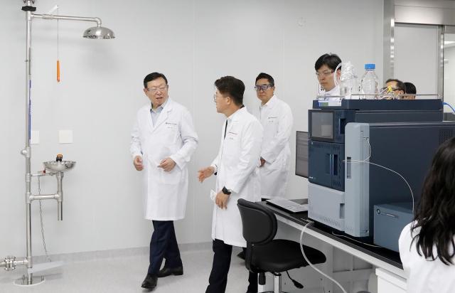 지난 3일 인천 연수구에 위치한 롯데바이오로직스 송도 캠퍼스 1공장을 찾은 신동빈 롯데 회장 사진롯데