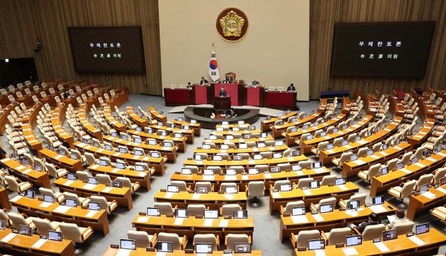 박지원 더불어민주당 의원이 31일 국회에서 열린 7월 임시국회 제3차 본회의에서 전날 상정된 형사소송법 개정안에 대한 무제한 토론필리버스터을 하고 있다 사진연합뉴스