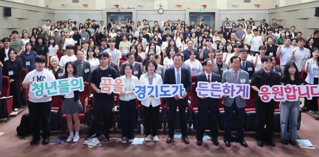 31일 오전 경기도청 북부청사 2층 평화누리홀에서 열린 26년 경기도민 자녀 장학증서 교부식에서 추미애 경기도지사가 참석자들과 기념촬영을 하고있다 사진경기도