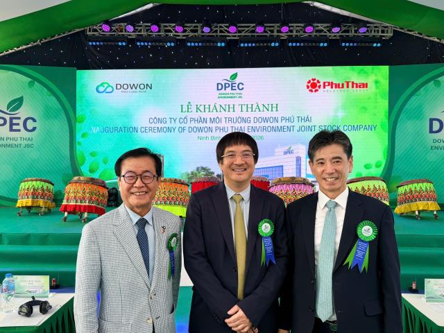 Từ trái sang Park Nam-jong Chủ tịch Koveca tại Việt Nam Phạm Đình Đoàn Chủ tịch Phú Thái Holdings Kwon Sung-taek Chủ tịch Koveca tham dự Lễ khánh thành nhà máy sản xuất hạt nhựa tổng hợp và vật liệu thân thiện với môi trường 