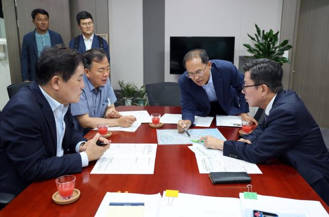 사순문 장흥군수가 민선9기 출범 이후 첫 공식 국회 방문에 나서 지역 핵심 현안사업의 국비 확보를 위한 본격적인 행보를 시작한 가운데 안도걸의원을 만나 적극적인 지원을 부탁했다사진장흥군