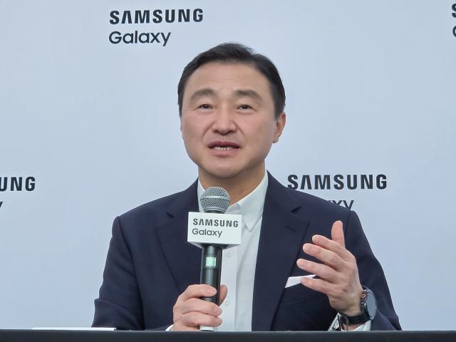 노태문 삼성전자 DX부문 대표이사 사장이 22일현지시간 영국 런던에서 열린 갤럭시 언팩 2026 행사 직후 국내 기자간담회에서 발언하고 있다 사진연합뉴스