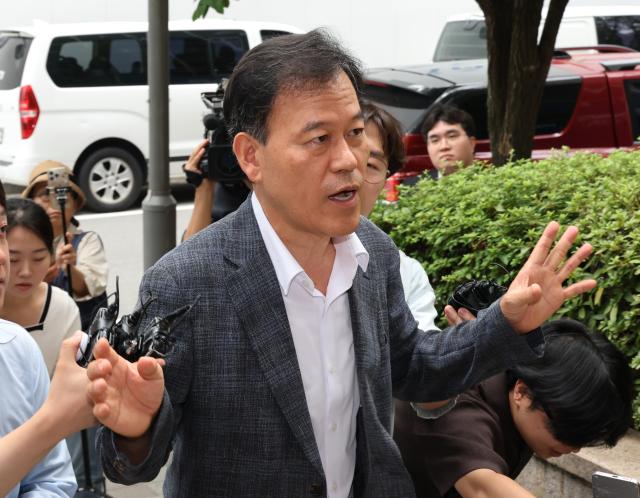국민의힘 윤한홍 의원이 대통령실 관저 이전 공사를 둘러싼 비위 의혹과 관련해 직권남용권리행사방해 혐의 피의자 신분으로 조사를 받기 위해 1일 과천 종합특검 사무실로 출석하며 취재진의 질문을 받고 있다 사진연합뉴스