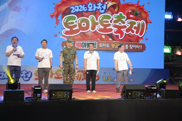한기호 국회의원과 김세훈 화천군수 조웅희 화천군의회 의장 임외택 육군 제15보병사단장 등이 지난 31일 화천군 사내체육공원에서 열린 2026 화천토마토축제 전야제 개막식에서 관람객들에게 인사를 전하고 있다사진박종석 기자