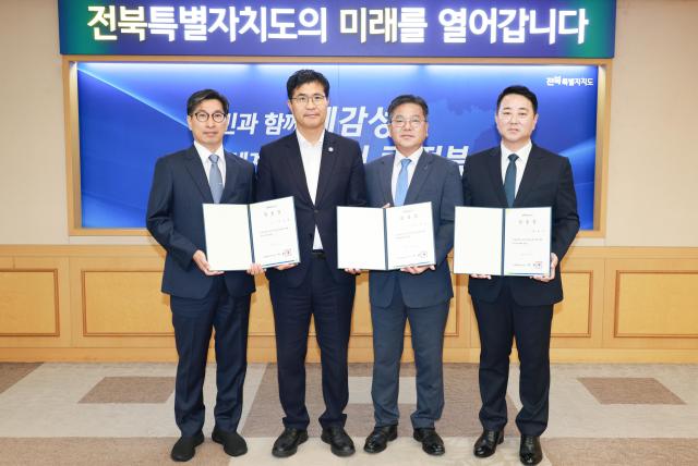 왼쪽부터 박승대 정무수석 이원택 전북특별자치도지사 이정린 정책협력관 백영규 정무보좌관사진전북특별자치도