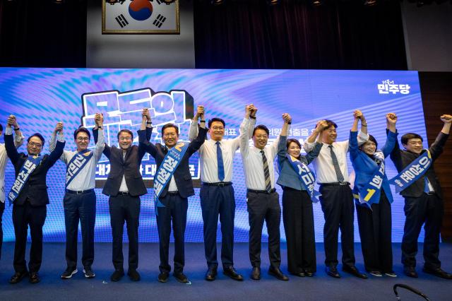 한병도 더불어민주당 당 대표 직무대행 겸 원내대표와 당 대표 후보 및 최고위원 후보들이 포즈를 취하고 있다 사진송영길 후보 측 제공