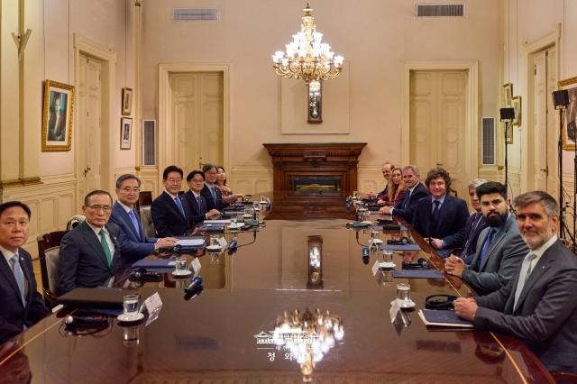 South Korean and Argentine delegations hold expanded summit talks in Buenos Aires on July 31 2026 Courtesy of the Presidential Office