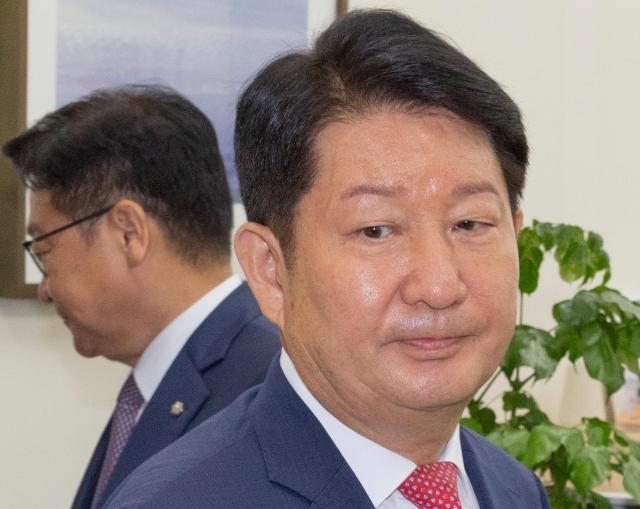 22대 하반기 국회 상임위원회 배정 기준에 불만을 제기하는 과정에서 국민의힘 정점식 원내대표의 멱살을 잡았던 권영진 의원이 27일 국회 내 원내대표실을 방문해 사과한 뒤 사무실을 빠져 나오고 있다 사진연합뉴스
