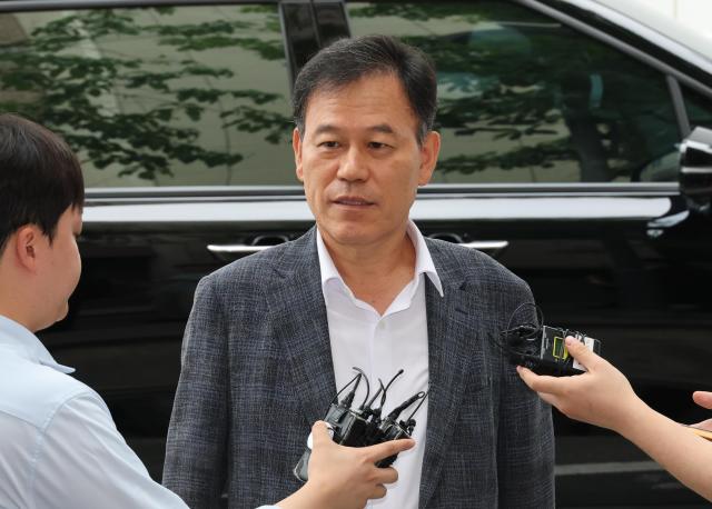 국민의힘 윤한홍 의원이 대통령실 관저 이전 공사를 둘러싼 비위 의혹과 관련해 직권남용권리행사방해 혐의 피의자 신분으로 조사를 받기 위해 1일 과천 종합특검 사무실로 출석하며 취재진의 질문을 받고 있다 사진연합뉴스