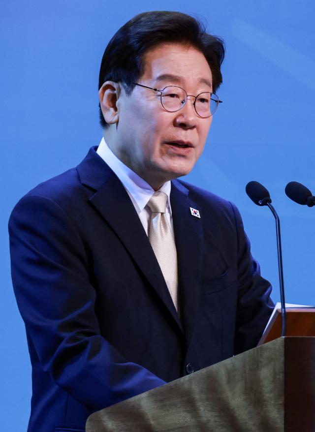이재명 대통령이 31일현지시간 아르헨티나 부에노스아이레스 한 호텔에서 열린 동포간담회에서 인사말을 하고 있다 사진연합뉴스
