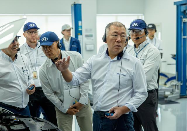 정의선 회장이 현대차 브라질공장 임직원들과 차량 품평을 진행하고 있다