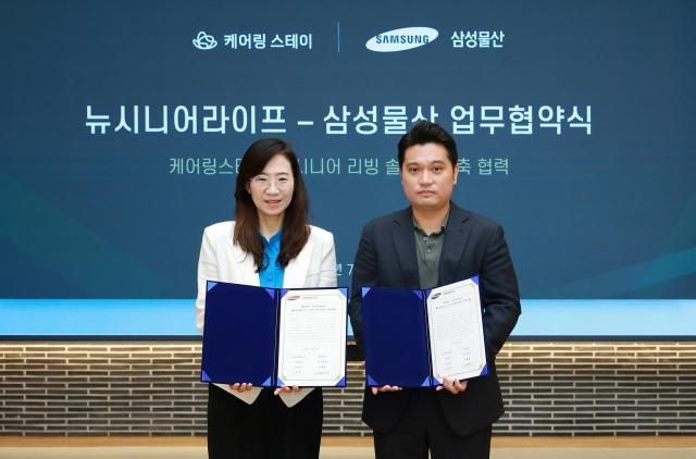 조혜정 삼성물산 DxP본부장부사장 김민수 뉴시니어라이프 대표가 지난달 30일 케어링 스테이 의정부수목원점에서 업무협약을 맺고 있다 사진삼성물산