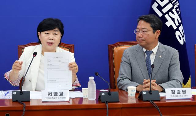 서영교 국회 법제사법위원장이 2일 국회에서 열린 훨씬 더 좋아진 형사소송법 설명회에서 발언하고 있다 오른쪽은 김승원 법사위 간사사진연합뉴스