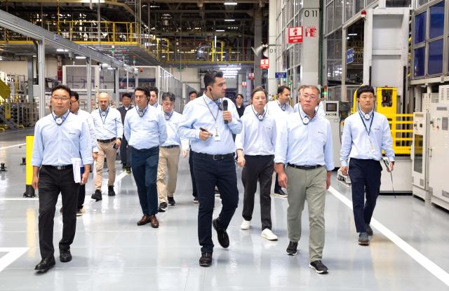 鄭義宣会長が現代自動車トルコ工場の従業員と共に生産ラインを点検している