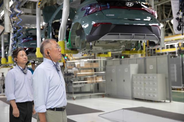 鄭義宣会長が現代自動車トルコ工場の従業員と共に生産ラインを点検している