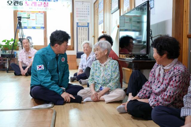 박정주 홍성군수 서문동 마을회관 무더위 쉼터 방문모습사진홍성군
