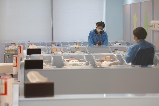 지난달 29일 오후 경기도 고양시 일산동구 CHA의과학대학교 일산차병원 신생아실에서 간호사들이 신생아들을 돌보고 있다 
   