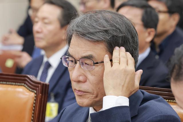 노태악 전 중앙선거관리위원장이 14일 국회에서 열린 제9회 전국동시지방선거 투표용지 부족 사태 등 국민 참정권 침해 진상규명 및 선거관리 개혁을 위한 국정조사 특별위원회 제1차 청문회에서 머리카락을 만지고 있다 사진연합뉴스