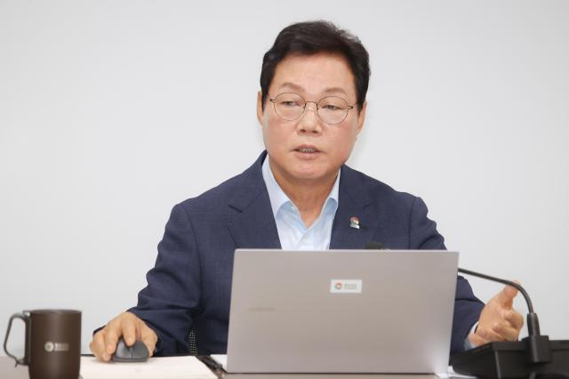 박완수 경남도지사가 경남도청에서 실국장 회의를 주재하며 민선 9기 도정 운영 방향과 주요 현안을 설명하고 있다 사진경상남도