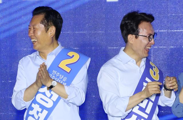 정청래 김민석 당 대표 후보가 2일 부산 해운대구 벡스코 컨벤션홀 3층에서 열린 더불어민주당 당대표·최고위원 순회경선 합동연설회에서 미소 짓고 있다사진연합뉴스