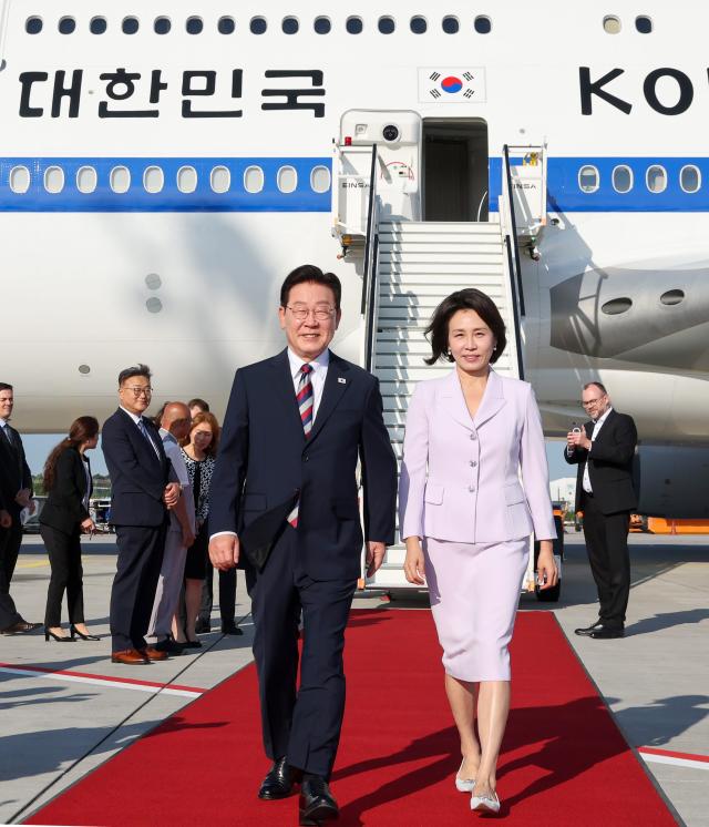 이재명 대통령과 김혜경 여사가 2일현지시간 독일 프랑크푸르트 국제공항에 도착한 공군 1호기에서 내려 이동하고 있다 사진연합뉴스