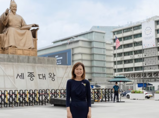 미셸 스틸 신임 주한미대사가 세종대왕 동상 앞에서 사진을 찍고 있다 사진미셸 스틸 대사 X