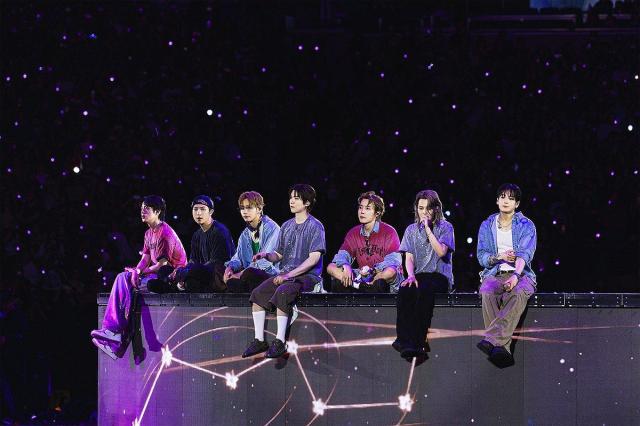 Buổi hòa nhạc thuộc tour lưu diễn thế giới Arirang của BTS

Seoul  Yonhap News – BTS biểu diễn trên sân khấu trong buổi hòa nhạc thuộc tour lưu diễn thế giới Arirang diễn ra ngày 18 giờ địa phương tại sân vận động MetLife bang New Jersey Mỹ Ảnh chụp ngày 382026

Ảnh BigHit Music HYBE