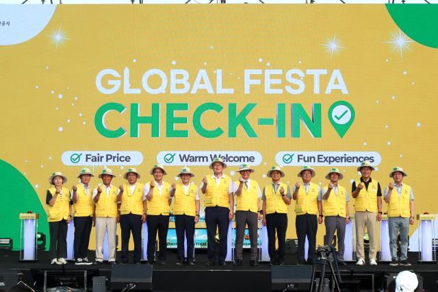 문화체육관광부와 한국관광공사는 지난달 31일 충남 보령머드축제 현장에서 글로벌 축제 6선 육성을 위한 외국인 관광객 환대 캠페인 글로벌 축제 체크인2026 Global Festa Check-in을 선포했다고 3일 밝혔다 사진한국관광공사