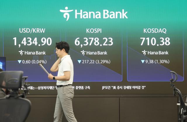 3일 오전 서울 중구 하나은행 딜링룸 사진연합뉴스