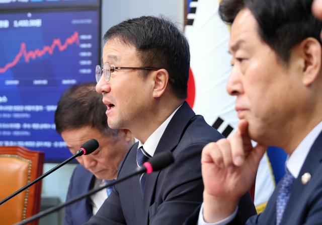 한병도 더불어민주당 당 대표 직무대행 겸 원내대표가 3일 국회에서 열린 최고위원회의에서 발언하고 있다 사진연합뉴스