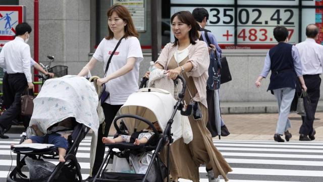 유모차 밀고 가는 일본 여성의 모습 사진EPA 연합뉴스