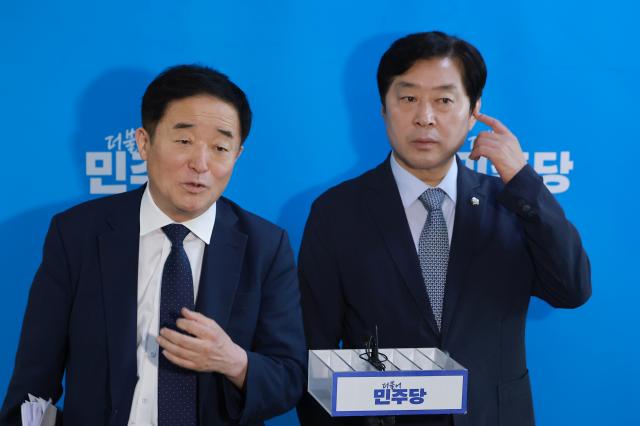 더불어민주당 강득구·황명선 최고위원이 지난달 10일 국회에서 열린 최고위원회를 마치고 취재진을 만나 8·17 전당대회 당 대표 선거에 선호투표제를 도입하는 것과 관련해 입장을 밝히고 있다사진연합뉴스