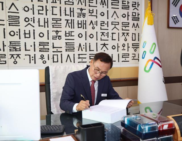 윤희신 군수 세일즈기획단 1호 결재 모습사진태안군
