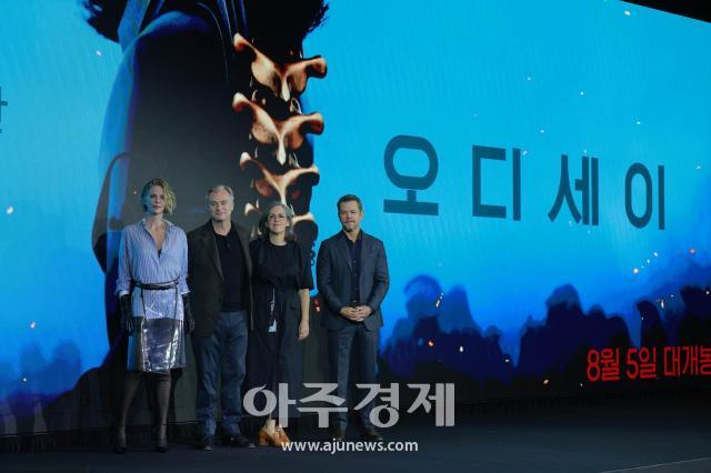 배우 샤를리즈 테론왼쪽부터과 크리스토퍼 놀란 감독 엠마 토마스 프로듀서 맷 데이먼이 3일 오전 서울 종로구 포시즌스 호텔에서 열린 영화 오디세이 내한 기자간담회에 참석해 포즈를 취하고 있다 20260803사진유대길 기자 dbeorlf123ajunewscom