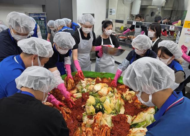  태림페이퍼 임직원들이 종이자원 수거 어르신들에게 나눠드릴 김치를 만들고 있다 사진테림페이퍼