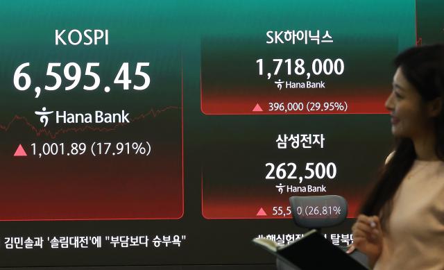 7월 31일 서울 하나은행 본점 딜링룸에 주가 지수가 표시되고 있다 사진연합뉴스